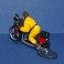 Moto jaune suiveur course cycliste