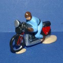 Moto bleue suiveur course cycliste